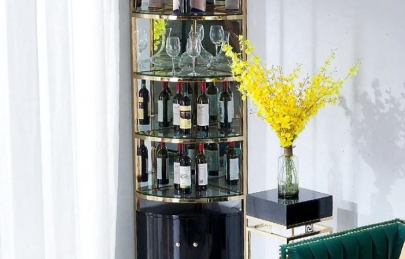 Vì sao nên lựa chọn tủ rượu góc tường cho phòng khách?