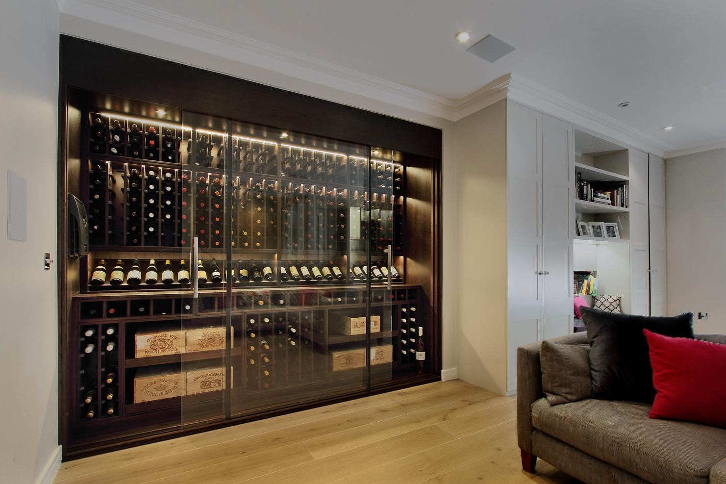 Tủ rượu âm tường mang đến vẻ đẹp sang trọng cho phòng khách