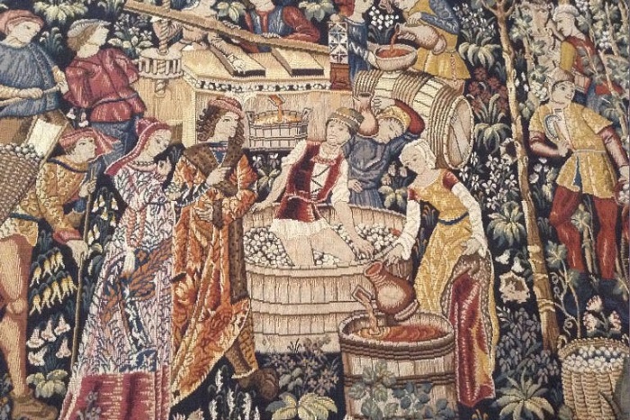Lịch sử ra đời của rượu vang gắn liền với nhiều câu chuyện ly kỳ