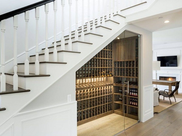 Nên chọn tủ rượu có kích thước vừa vặn gầm cầu thang